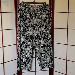 Black & White Floral Capri Pants